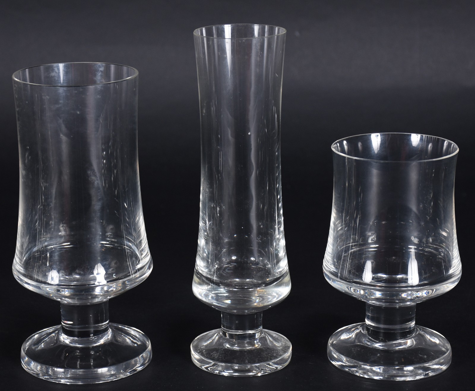 Serviço de cristal composto de: 10 copos para água, 12 para vinho... - foto 2 de 4