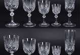 Serviço de copos de cristal lapidado, composto ... - Serviço de copos de cristal lapidado, composto de:<br>12 flutes para champagne,<br>12 cálices para vinho tinto,<br>12 para vinho branco,<br>12 p...