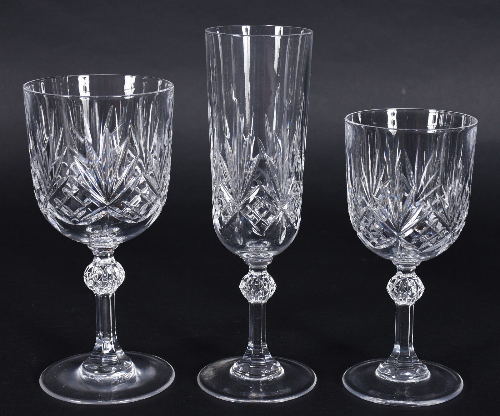 Serviço de copos de cristal lapidado, composto de: 12 flutes para... - foto 2 de 3