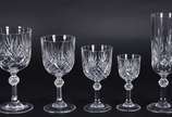 Serviço de copos de cristal lapidado, composto ... - Serviço de copos de cristal lapidado, composto de:<br>12 flutes para champagne,<br>12 cálices para vinho tinto,<br>12 para vinho branco,<br>12 p...