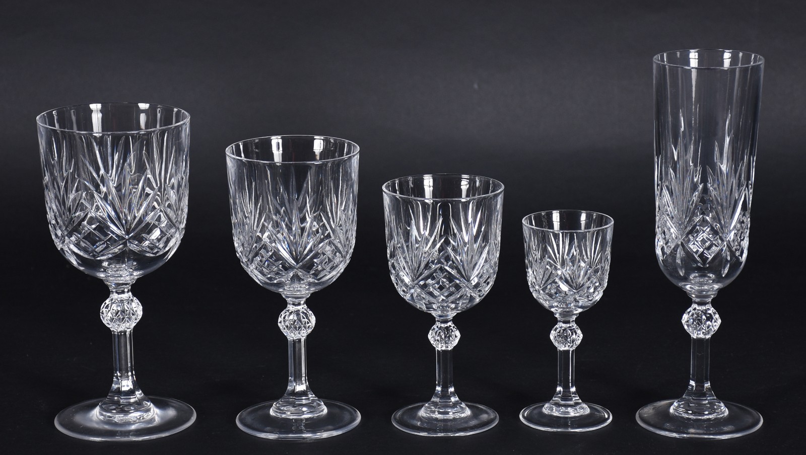 Serviço de copos de cristal lapidado, composto de: 12 flutes para... - foto 3 de 3