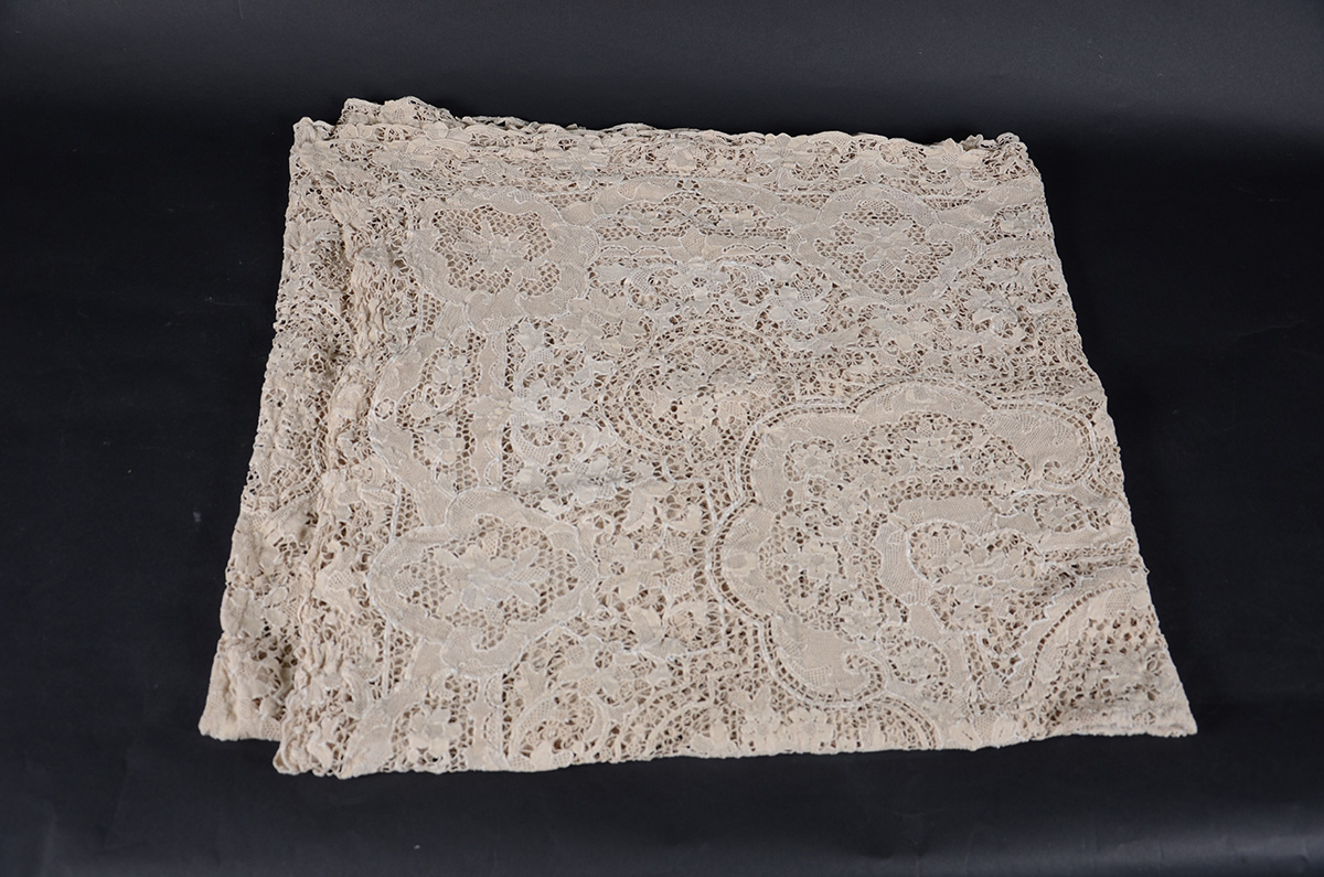 Toalha de renda Veneziana medindo: 1,65 x 3,40 m