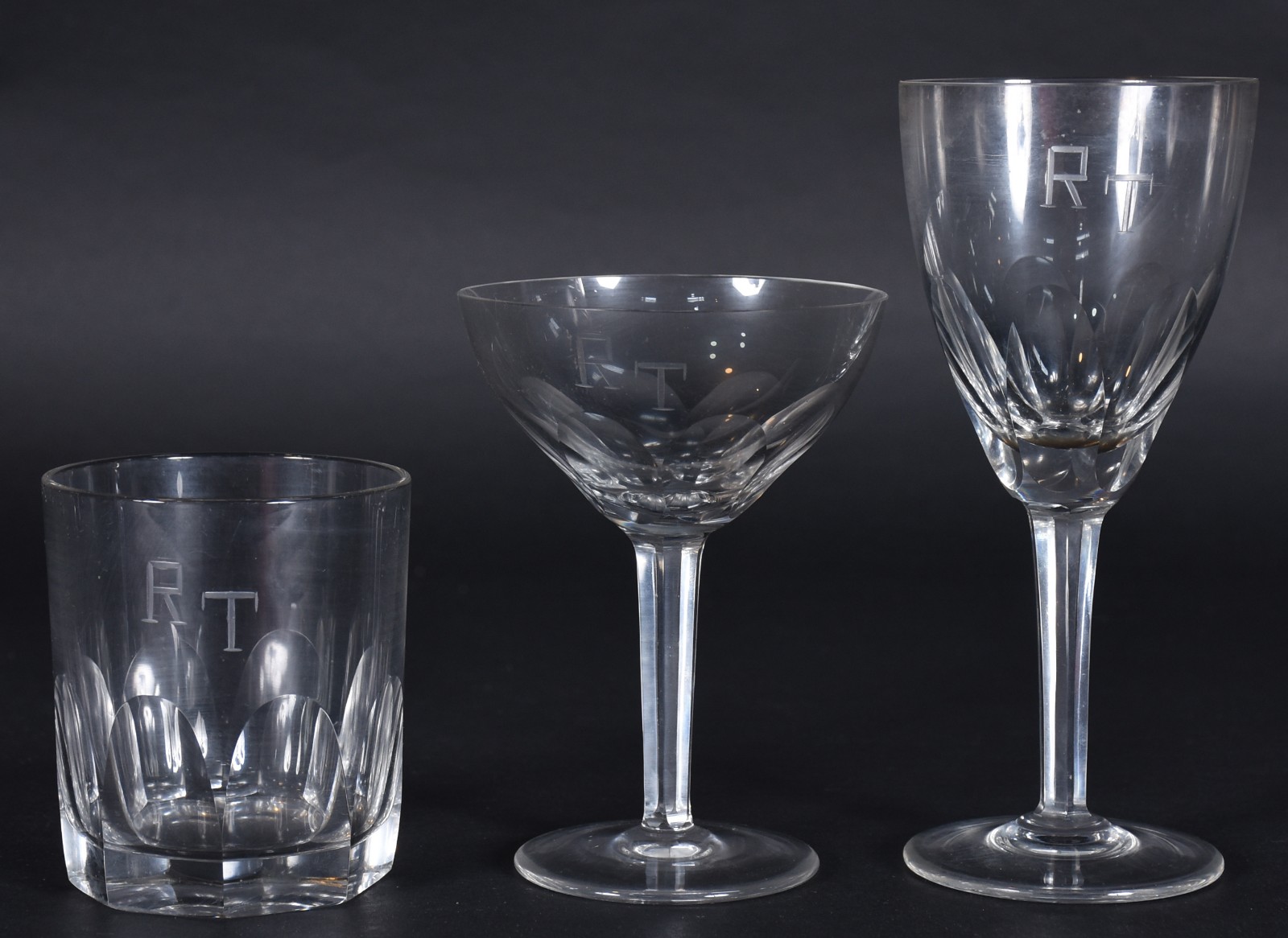 Serviço de cristal facetado composto de: 6 para champagne, 10 para... - foto 2 de 4
