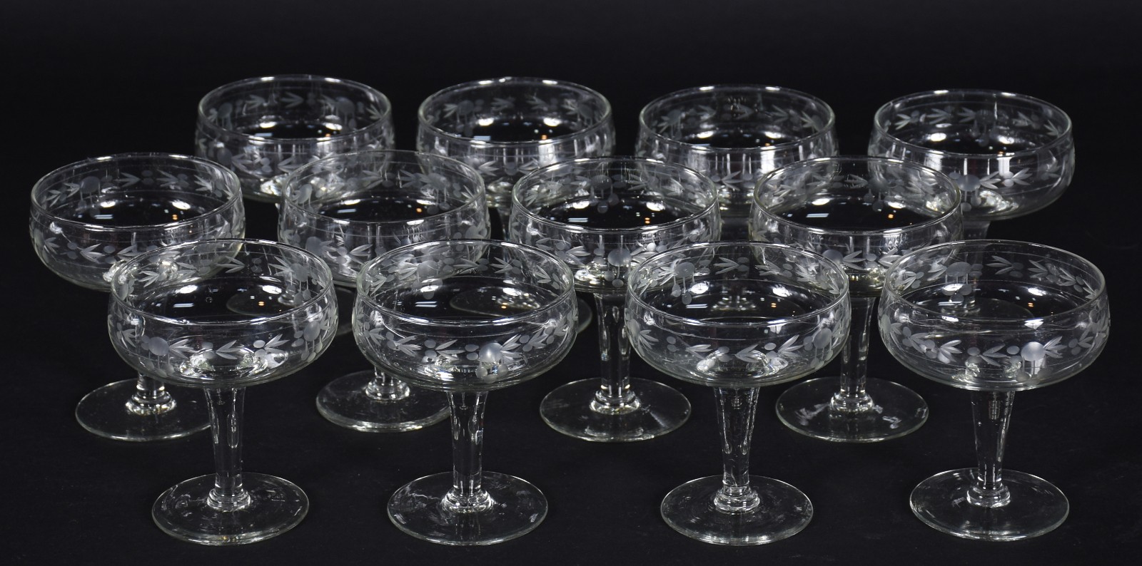 Doze taças em demi cristal para champagne (um bicado na base). - foto 1 de 3