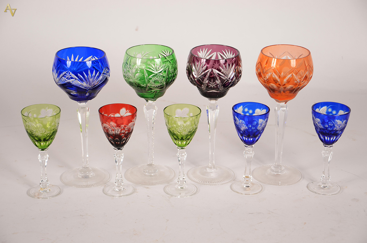 Quatro cálices lapidados de pé alto para vinho, doublé em diversas...