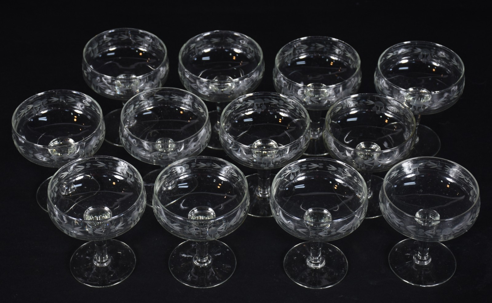 Doze taças em demi cristal para champagne (um bicado na base). - foto 2 de 3