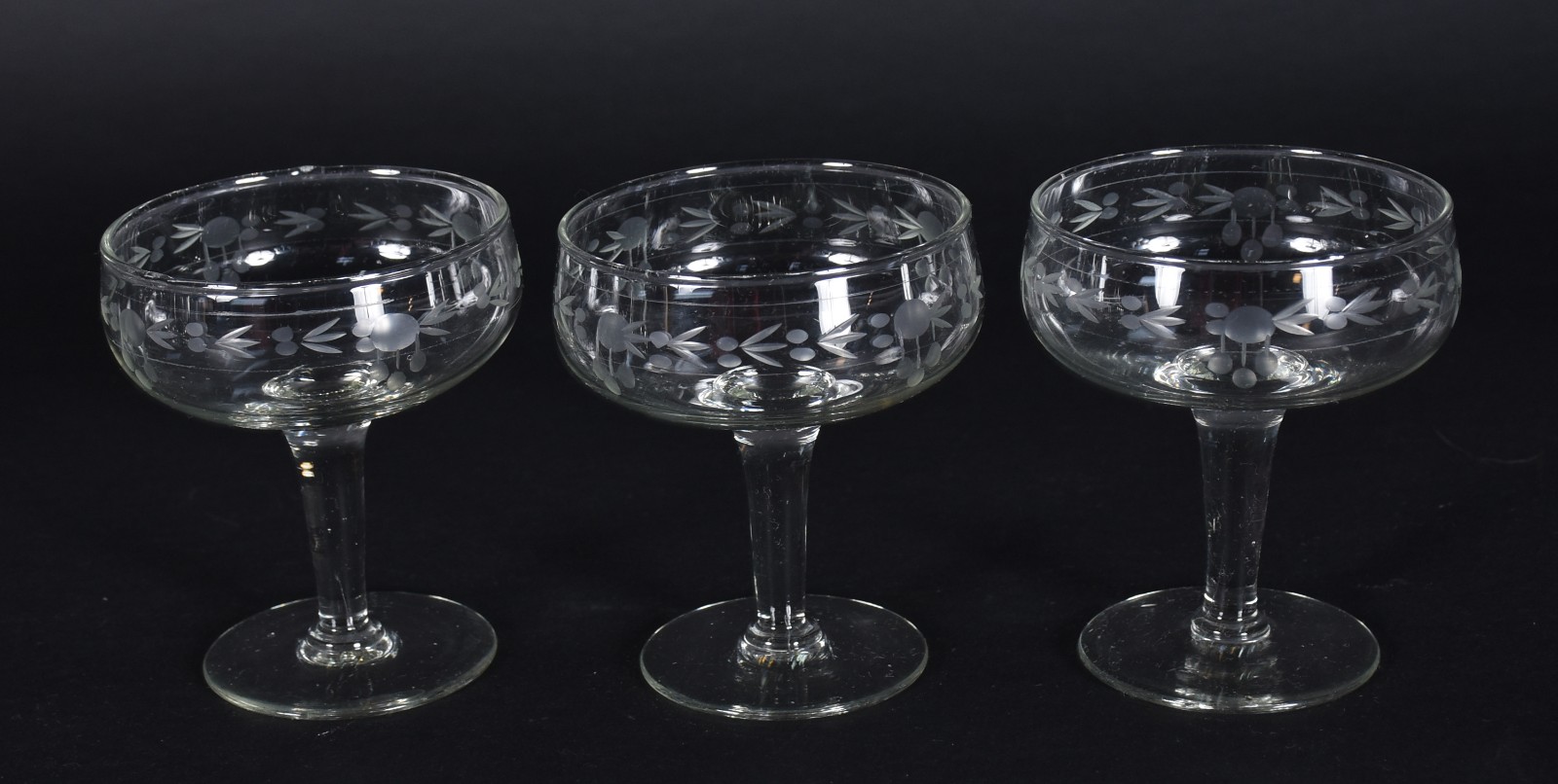 Doze taças em demi cristal para champagne (um bicado na base). - foto 3 de 3
