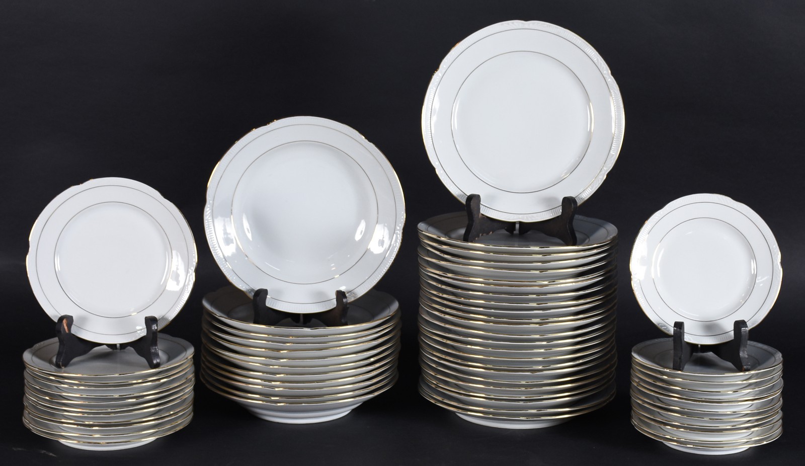 Aparelho de jantar de porcelana polonesa branca com friso dourado... - foto 1 de 4