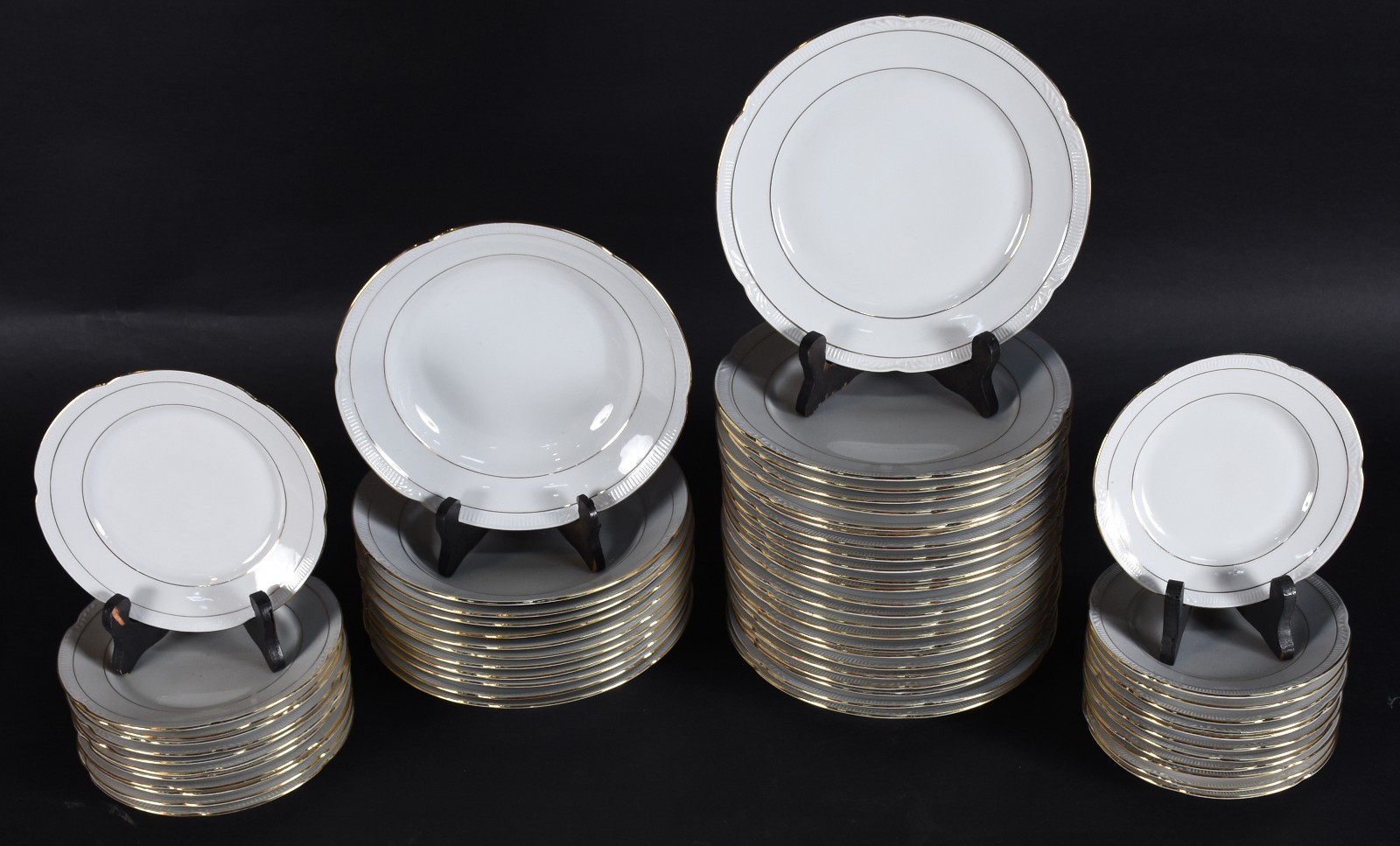 Aparelho de jantar de porcelana polonesa branca com friso dourado... - foto 2 de 4