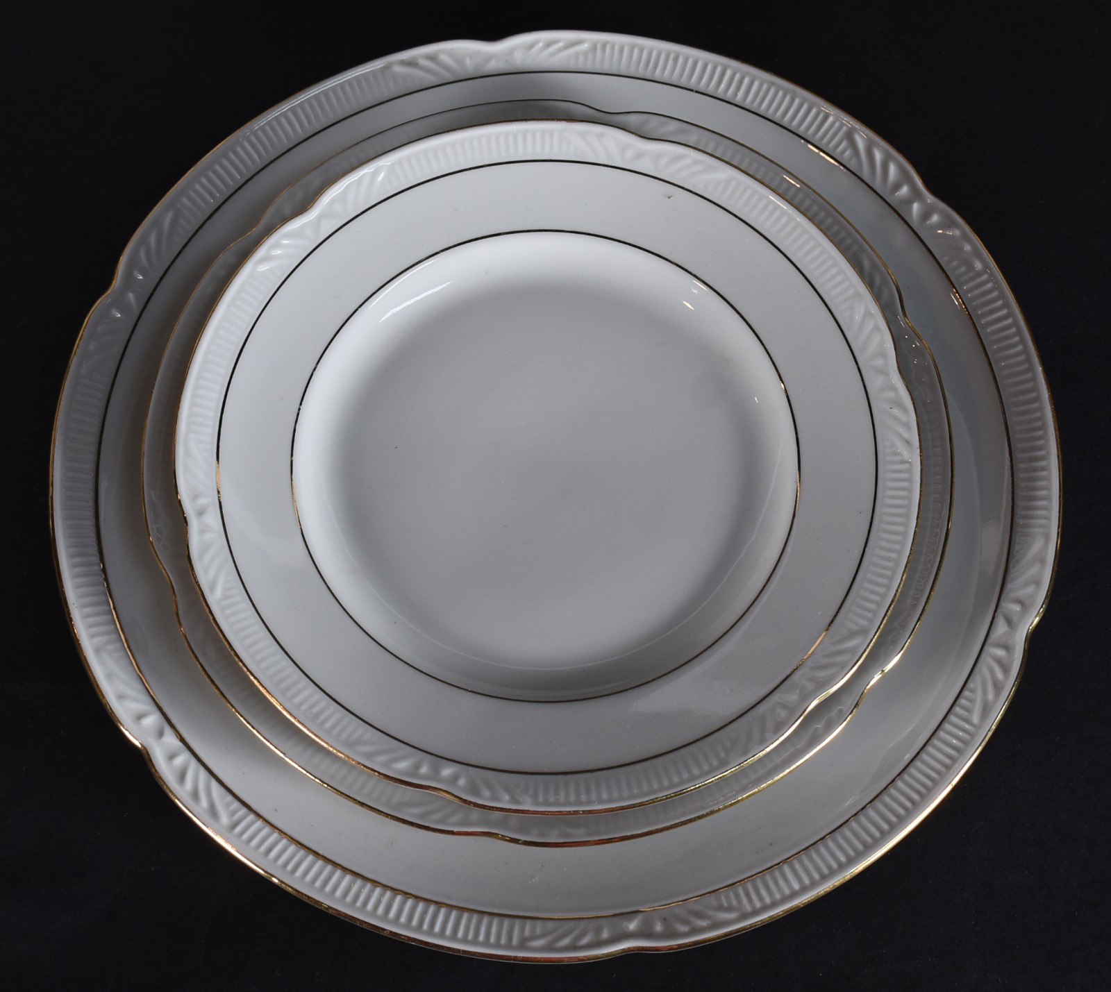Aparelho de jantar de porcelana polonesa branca com friso dourado... - foto 3 de 4