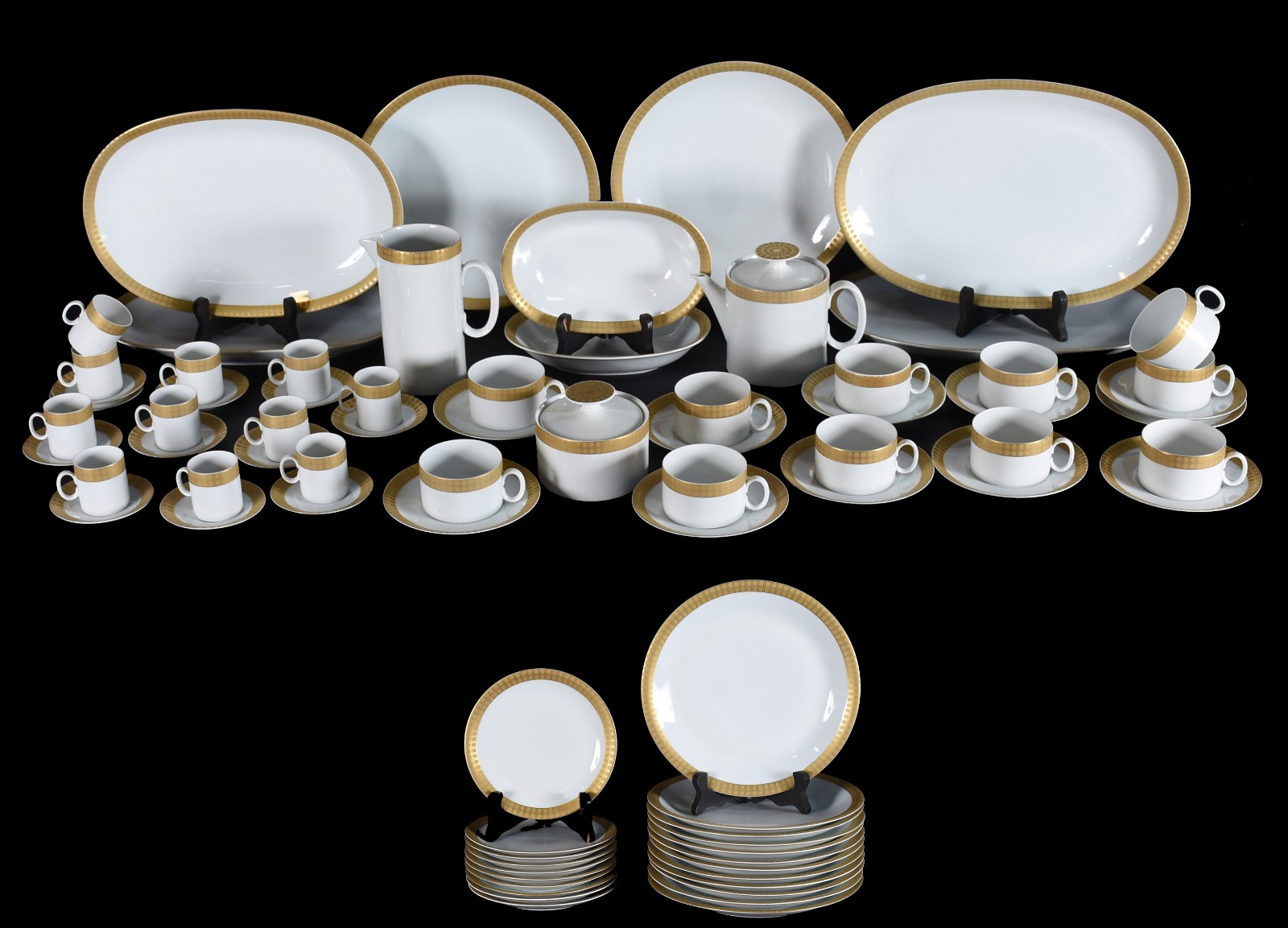 Aparelho de jantar de porcelana Renner com borda dourada composto de... - foto 1 de 6