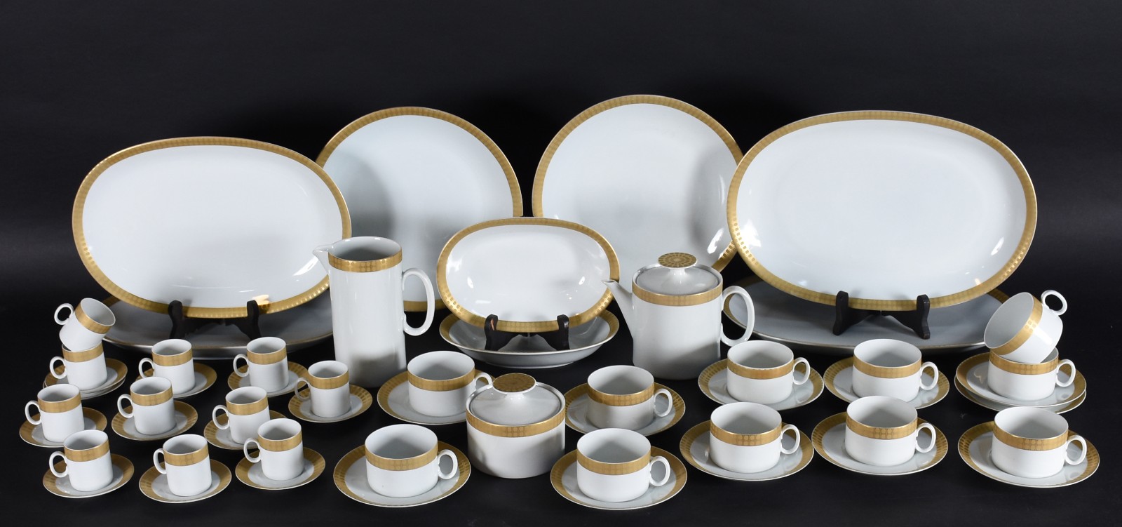 Aparelho de jantar de porcelana Renner com borda dourada composto de... - foto 2 de 6
