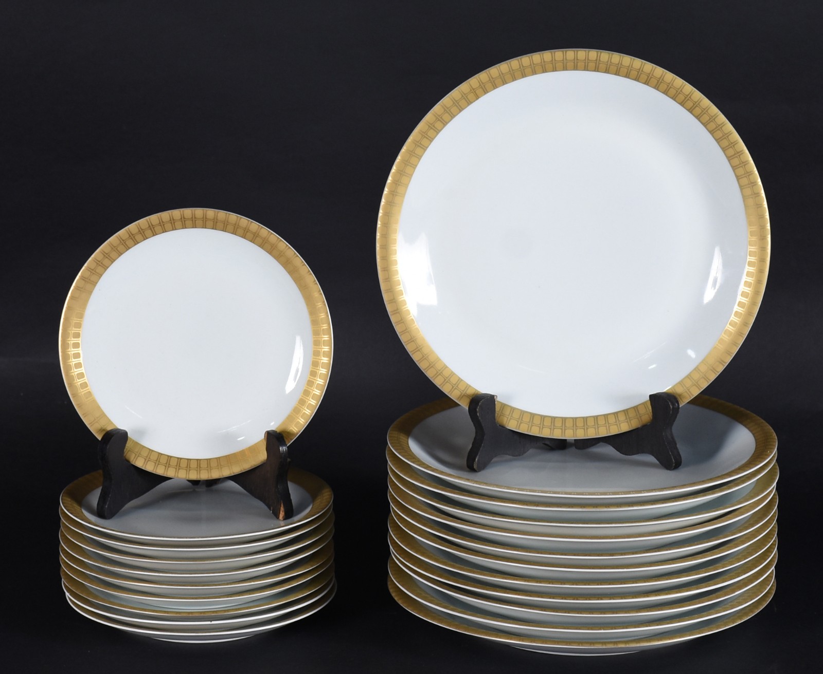 Aparelho de jantar de porcelana Renner com borda dourada composto de... - foto 3 de 6