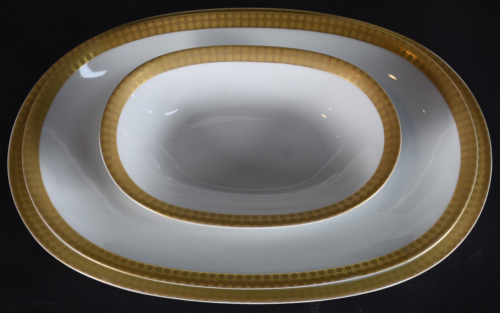 Aparelho de jantar de porcelana Renner com borda dourada composto de... - foto 4 de 6