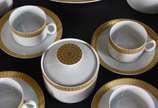 Aparelho de jantar de porcelana Renner com bord... - Aparelho de jantar de porcelana Renner com borda dourada composto de:<br>12 pratos rasos,<br>12 xícaras de café com pires,<br>12 xícaras para ch...