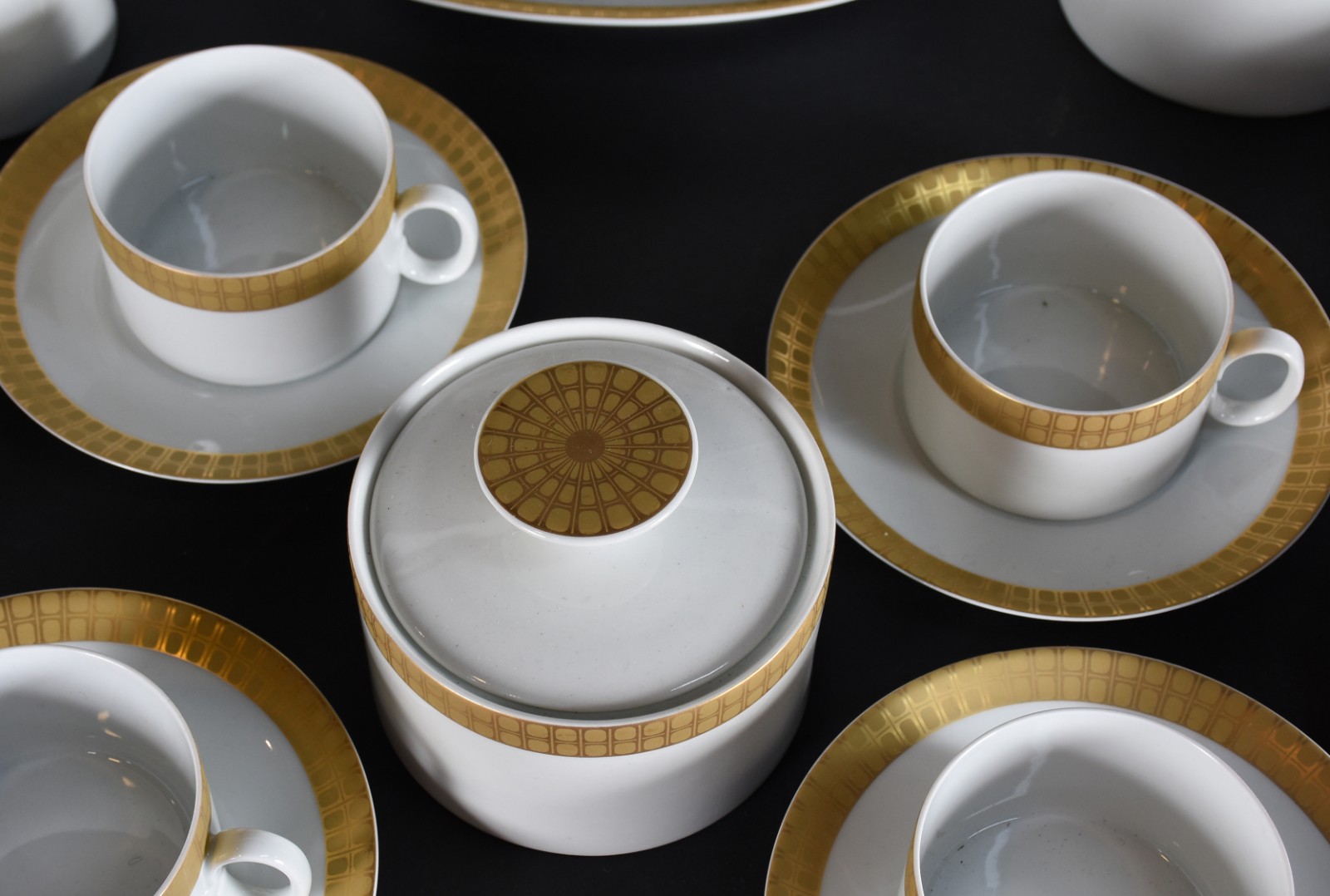 Aparelho de jantar de porcelana Renner com borda dourada composto de... - foto 5 de 6