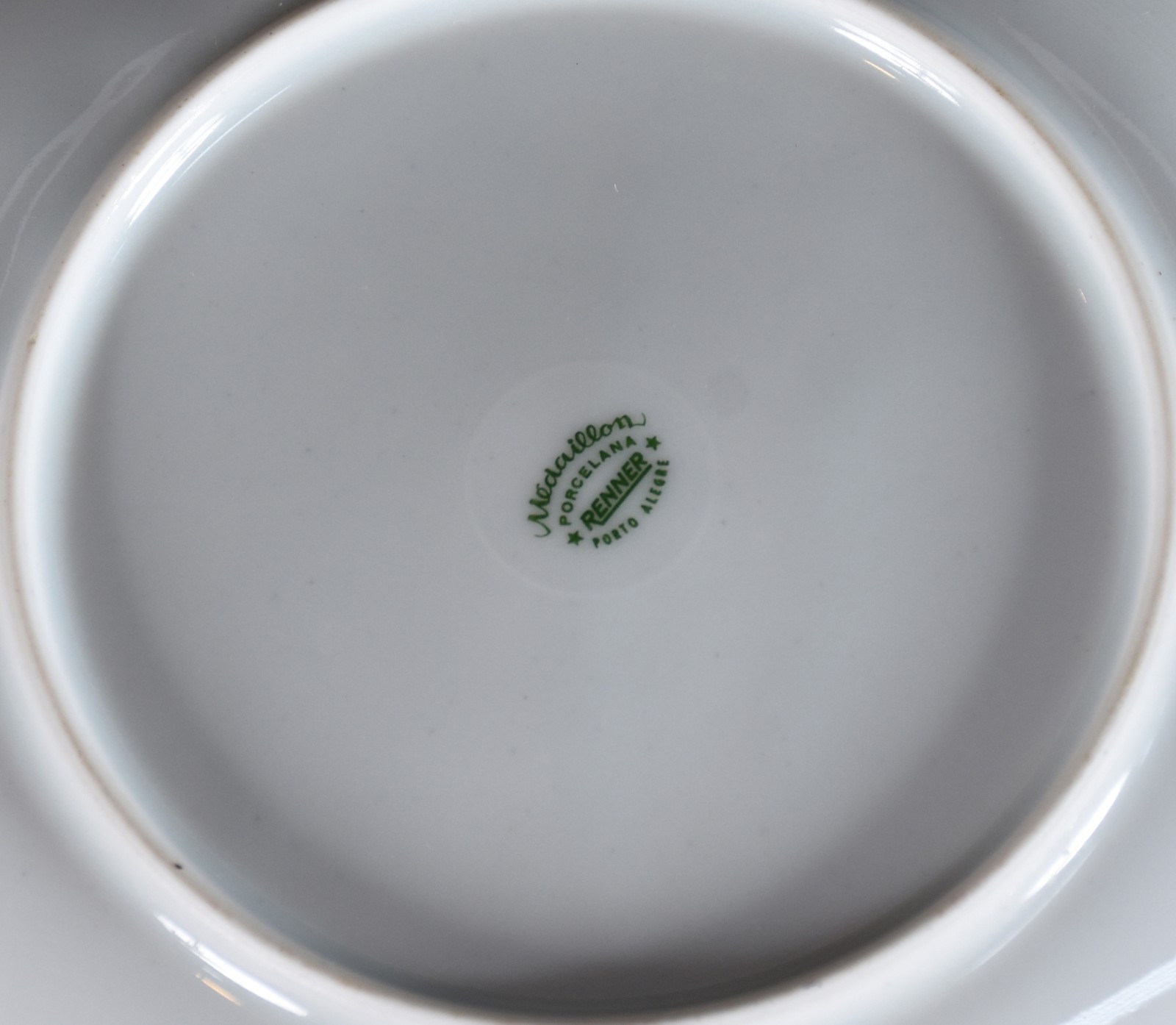 Aparelho de jantar de porcelana Renner com borda dourada composto de... - foto 6 de 6
