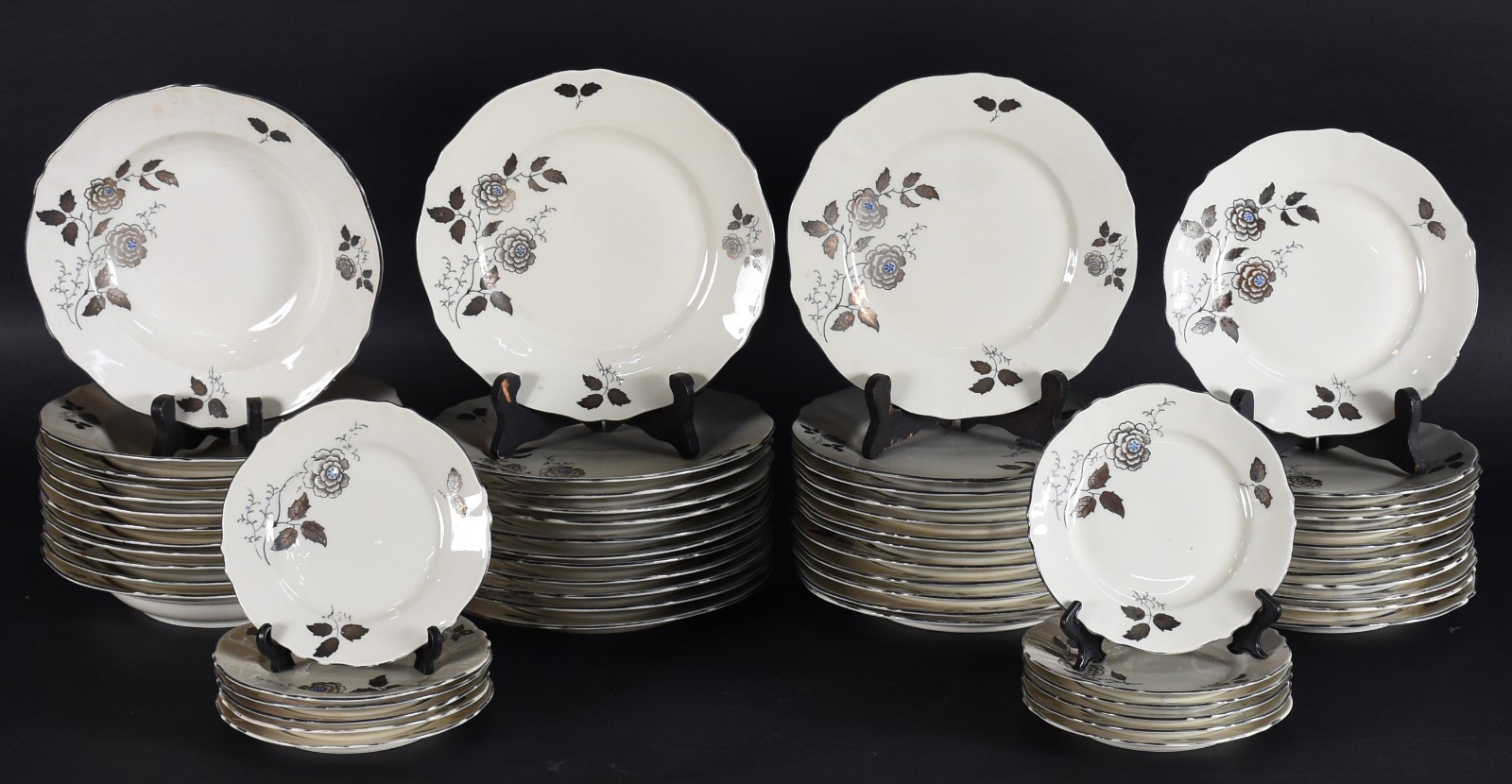 Aparelho de jantar de porcelana Alemã composto de: 24 pratos rasos... - foto 1 de 4