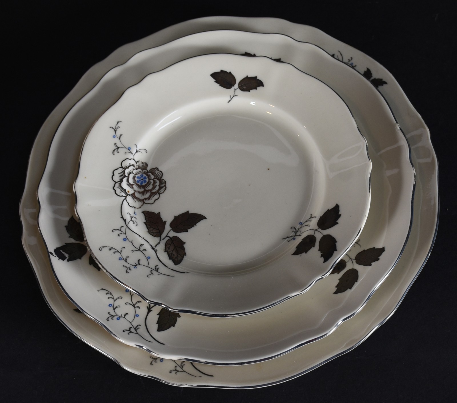 Aparelho de jantar de porcelana Alemã composto de: 24 pratos rasos... - foto 2 de 4