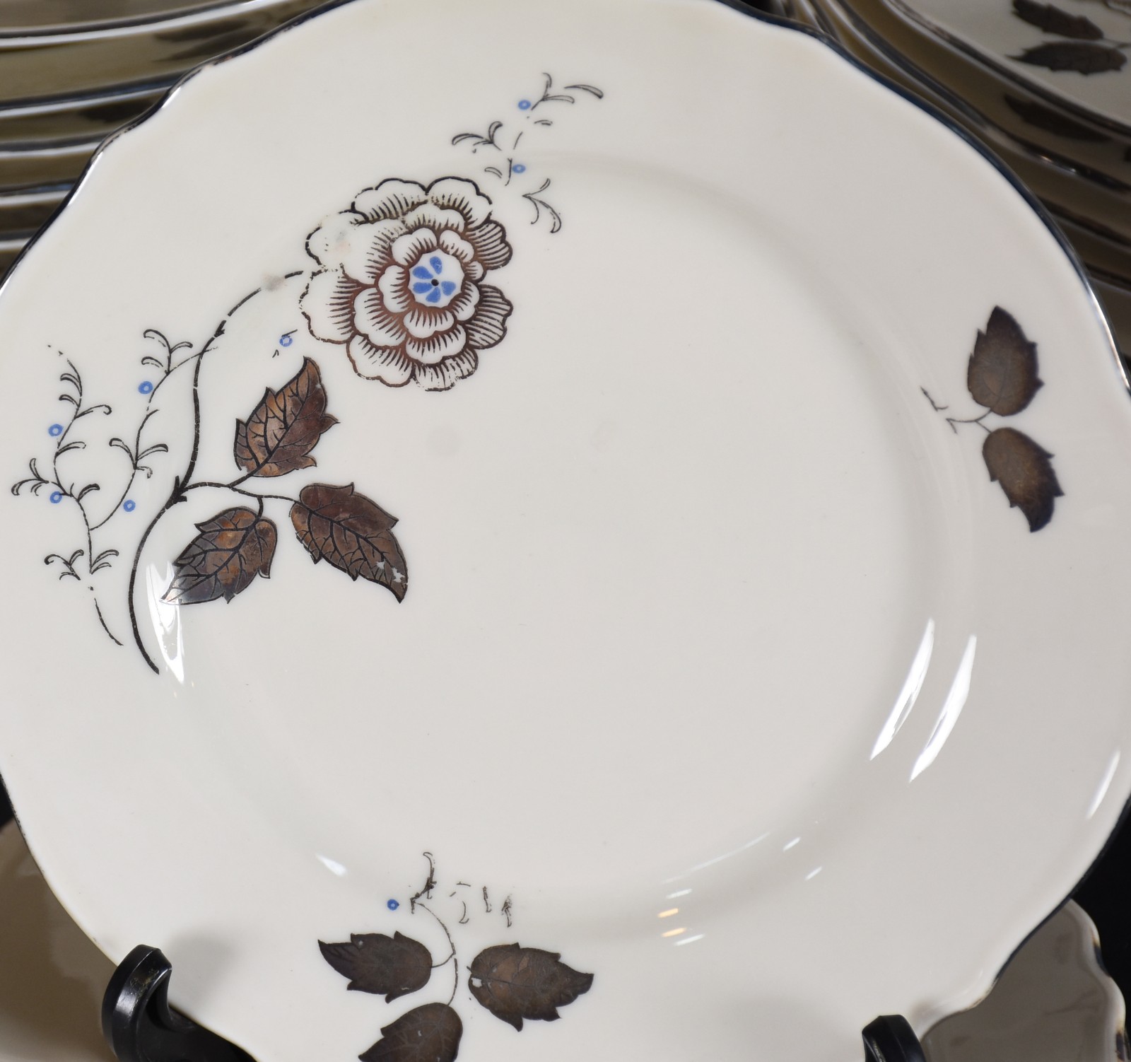Aparelho de jantar de porcelana Alemã composto de: 24 pratos rasos... - foto 3 de 4