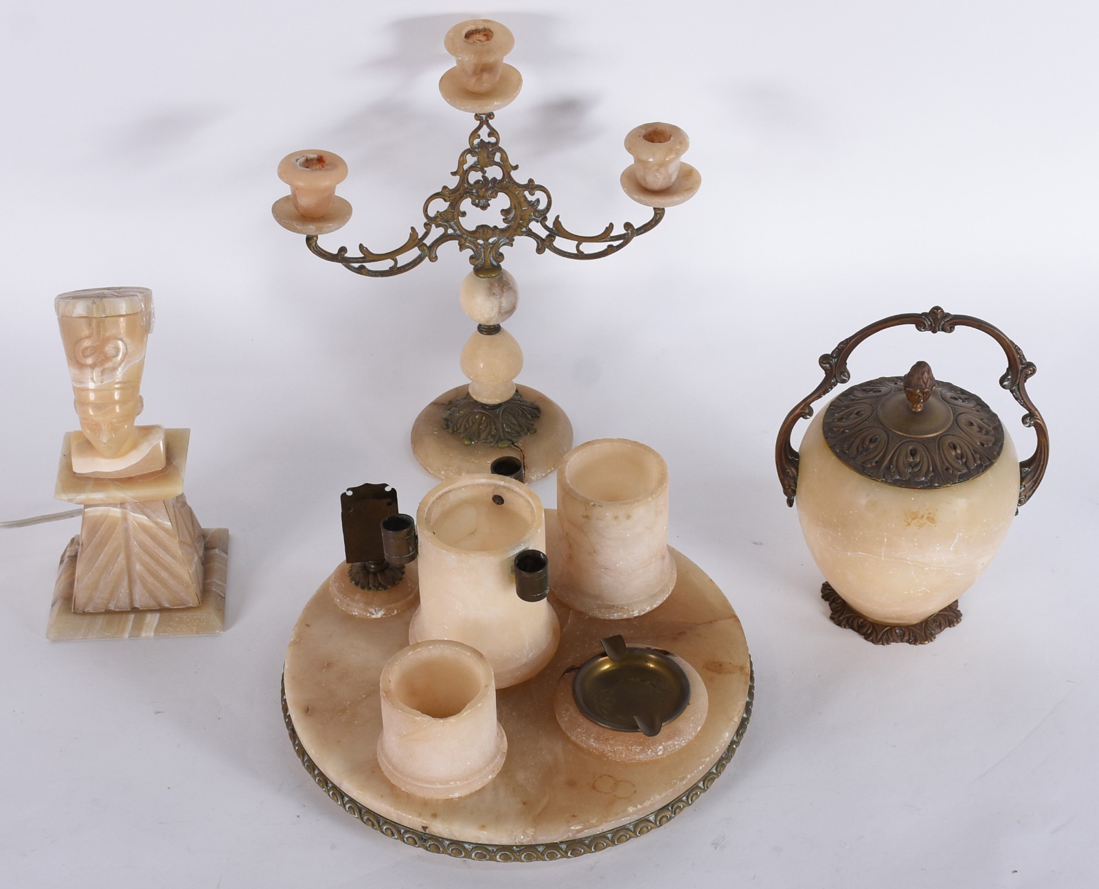 Quatro peças diversas, sendo: candelabro (base rachada), luminária... - foto 1 de 5