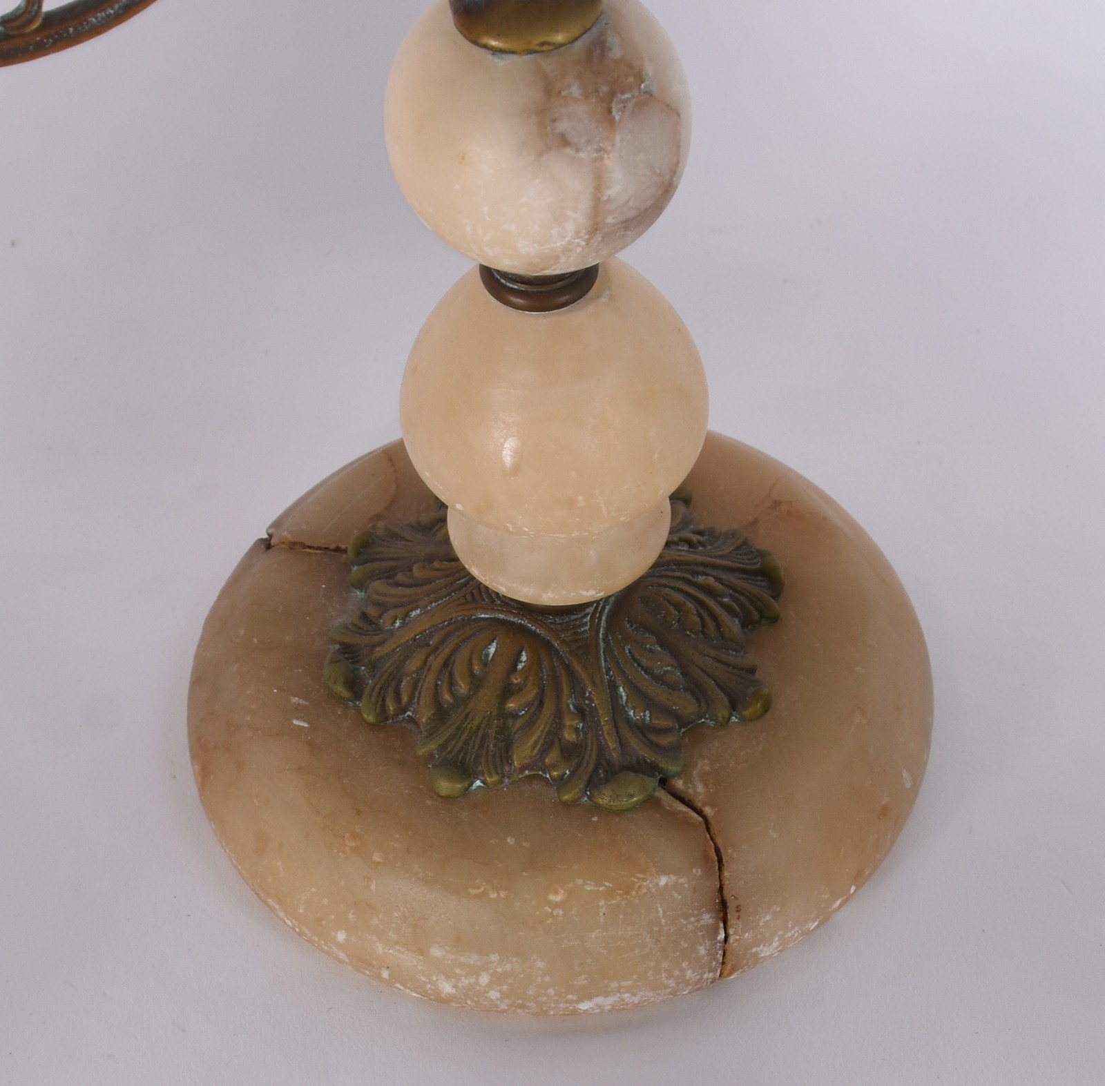 Quatro peças diversas, sendo: candelabro (base rachada), luminária... - foto 4 de 5