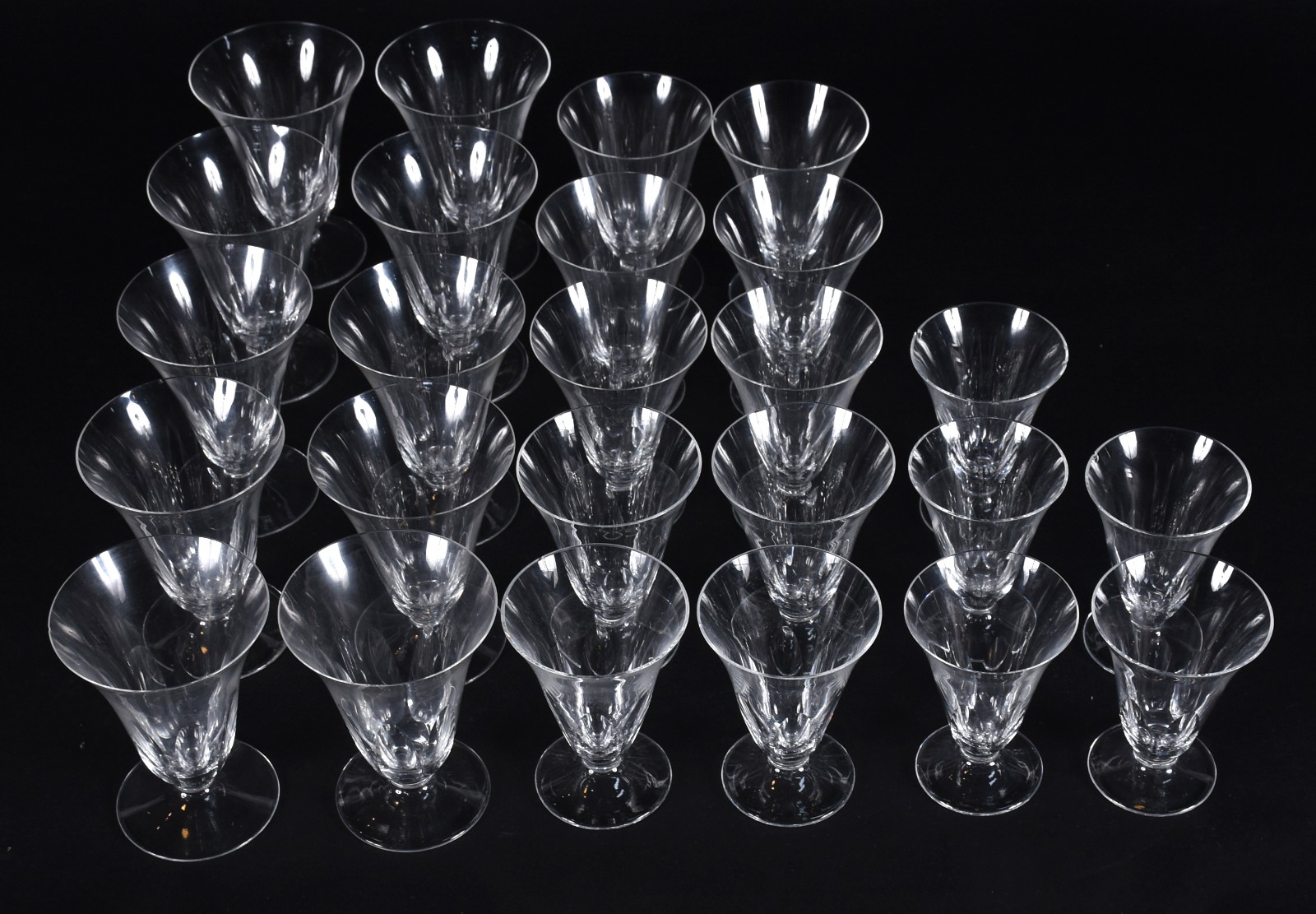 Serviço de cristal facetado composto de: 10 para vinho tinto, 10 para... - foto 1 de 4