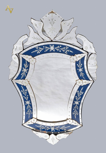 Espelho estilo veneziano com detalhe na cor azul. Alt. 1.26 m; larg...