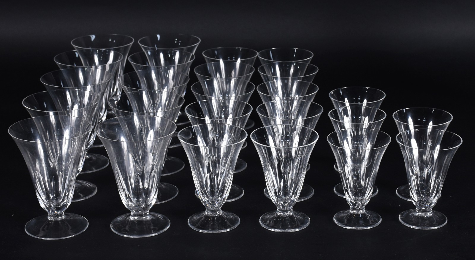 Serviço de cristal facetado composto de: 10 para vinho tinto, 10 para... - foto 2 de 4