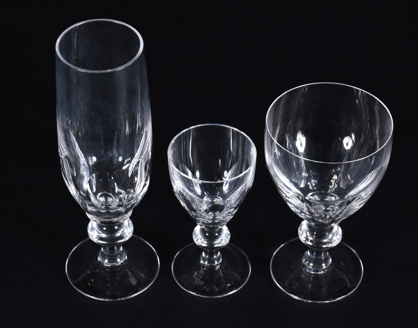Serviço de cristal de pé alto composto de: 11 flutes, 8 vinho tinto e... - foto 2 de 3