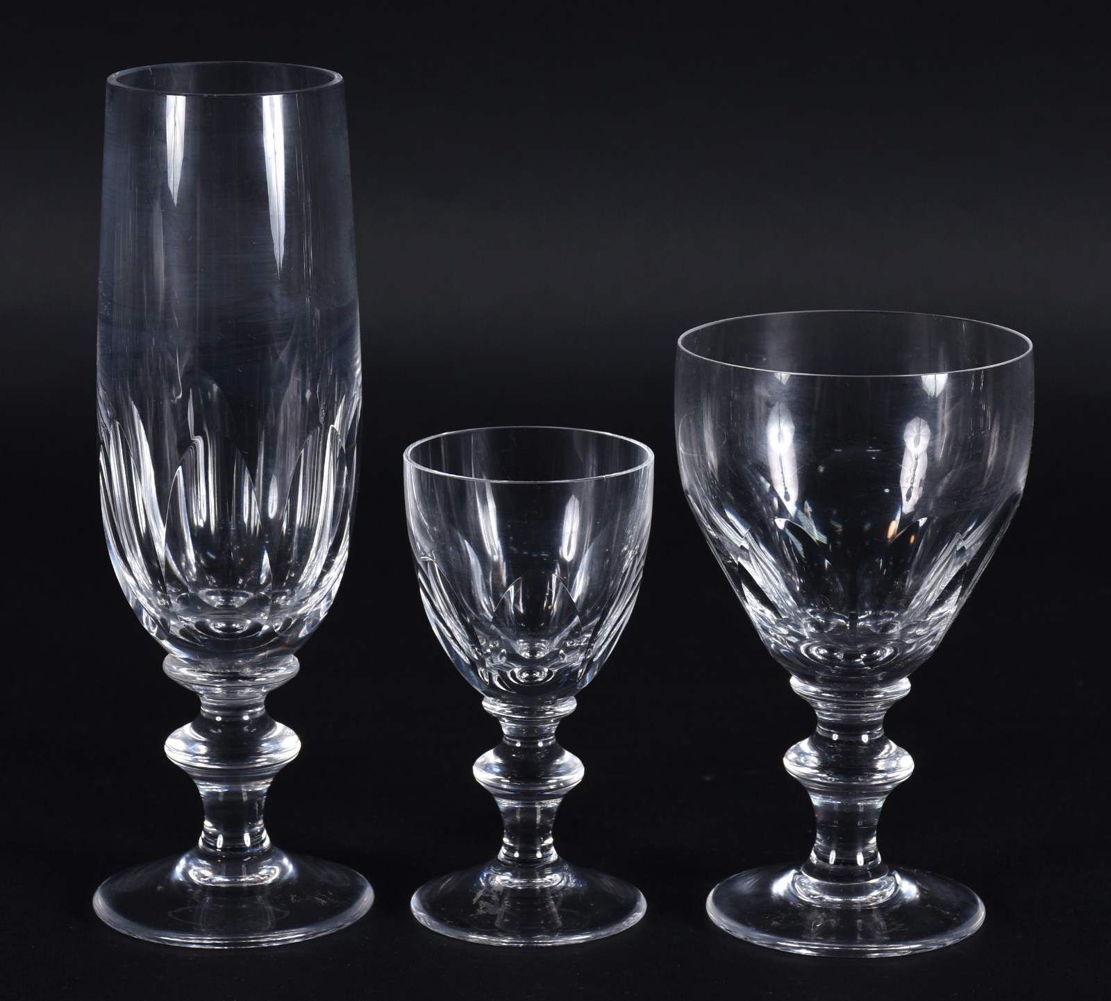 Serviço de cristal de pé alto composto de: 11 flutes, 8 vinho tinto e... - foto 3 de 3