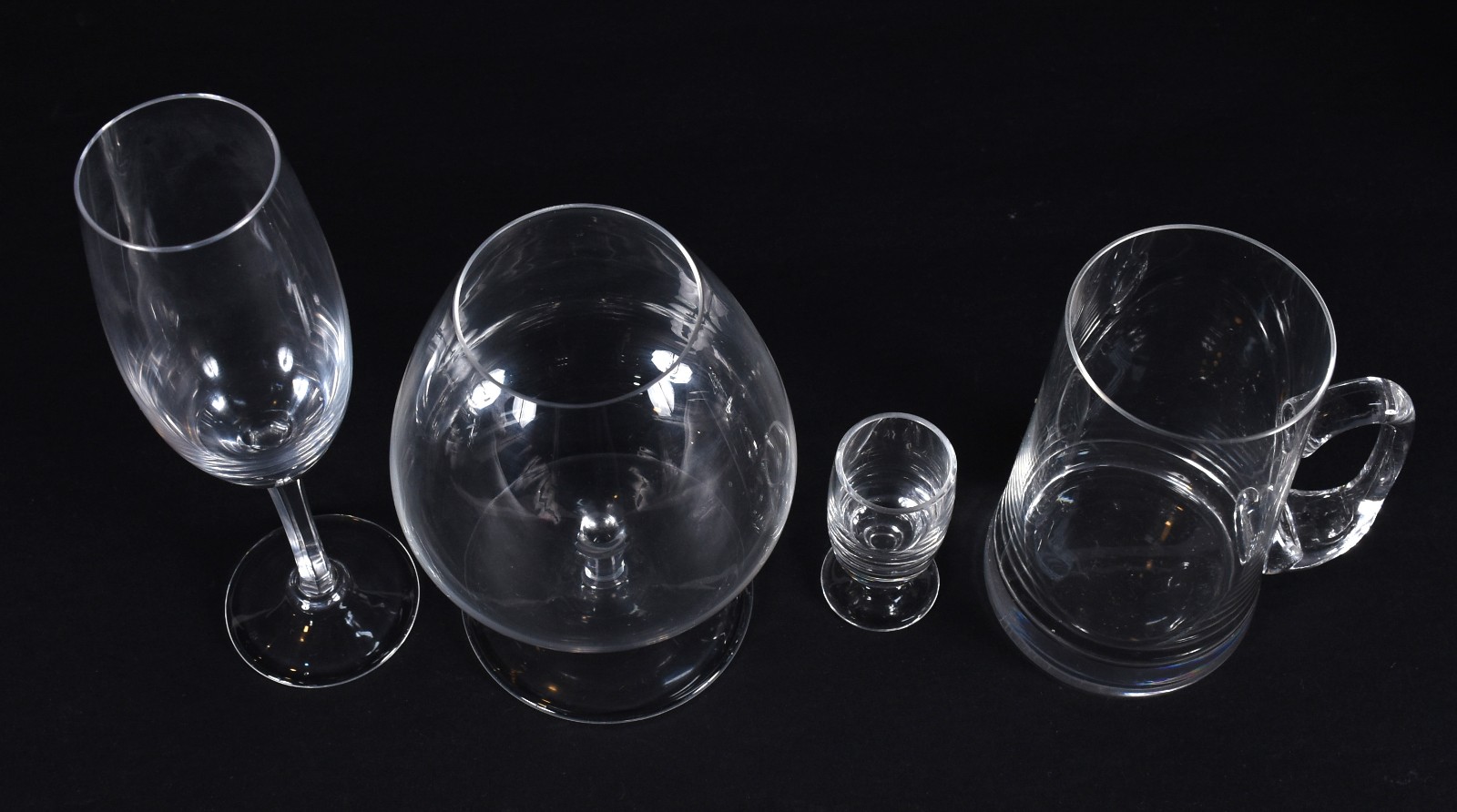 Diversas peças de vidro, sendo: 19 canecas para chopp, 3 para... - foto 3 de 3