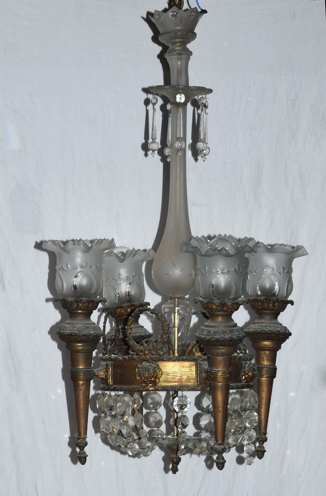 Lustre de bronze com quatro tocheiros com mangas de vidro fosco... - foto 1 de 4
