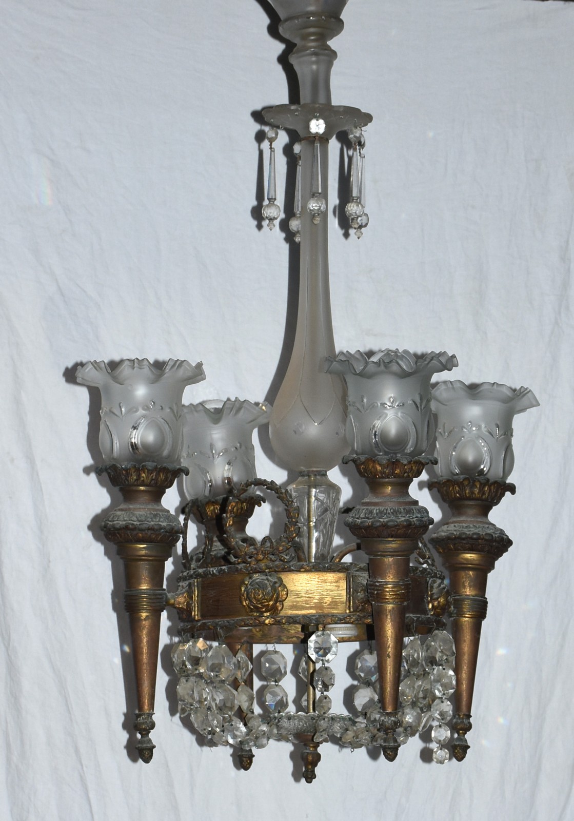 Lustre de bronze com quatro tocheiros com mangas de vidro fosco... - foto 2 de 4