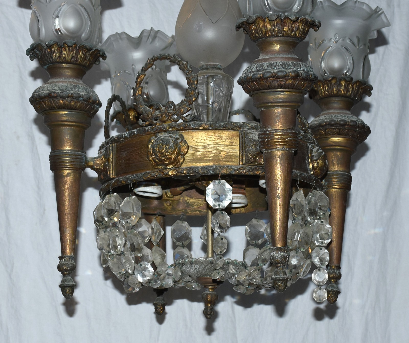 Lustre de bronze com quatro tocheiros com mangas de vidro fosco... - foto 3 de 4