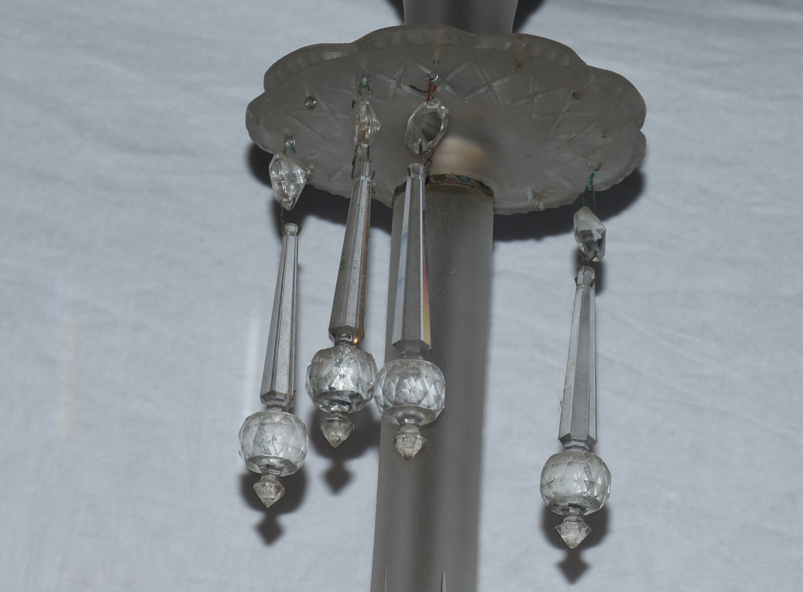Lustre de bronze com quatro tocheiros com mangas de vidro fosco... - foto 4 de 4