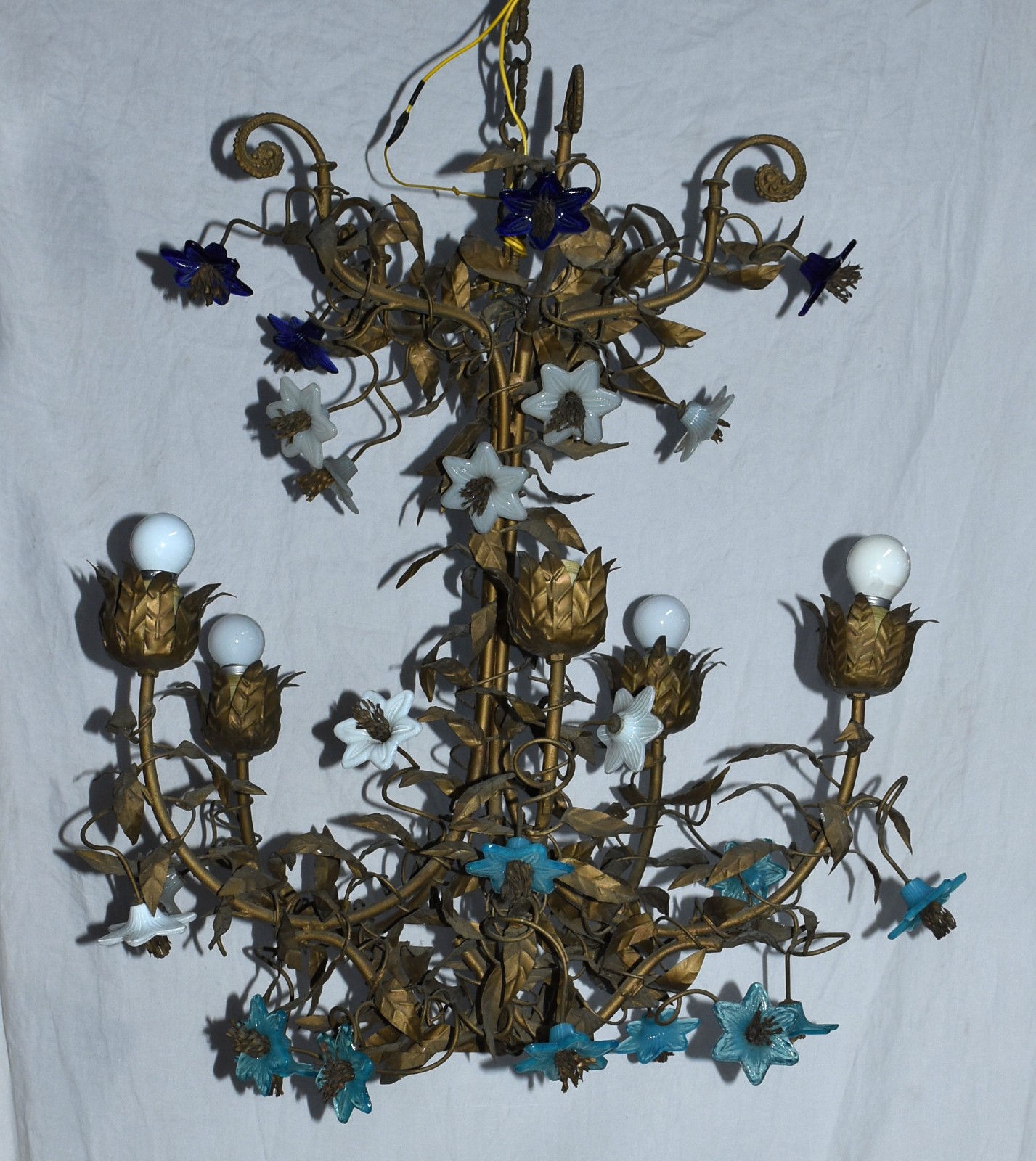 Lustre de bronze com flores de opalina azul. - foto 1 de 3