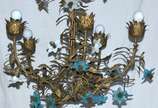 Lustre de bronze com flores de opalina azul. - Lustre de bronze com flores de opalina azul.