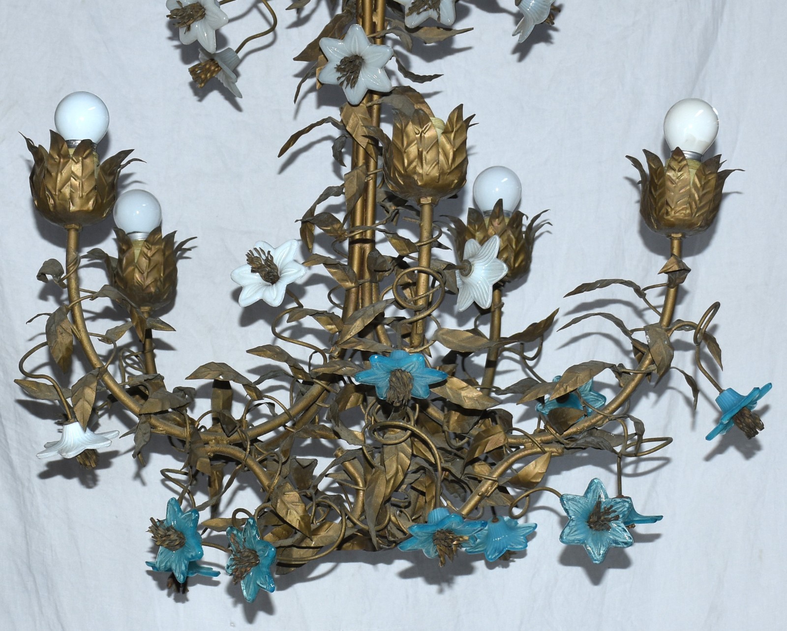 Lustre de bronze com flores de opalina azul. - foto 2 de 3