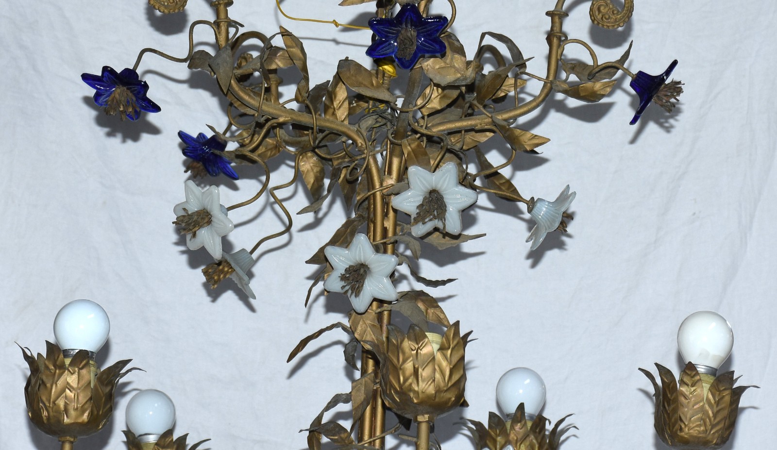 Lustre de bronze com flores de opalina azul. - foto 3 de 3