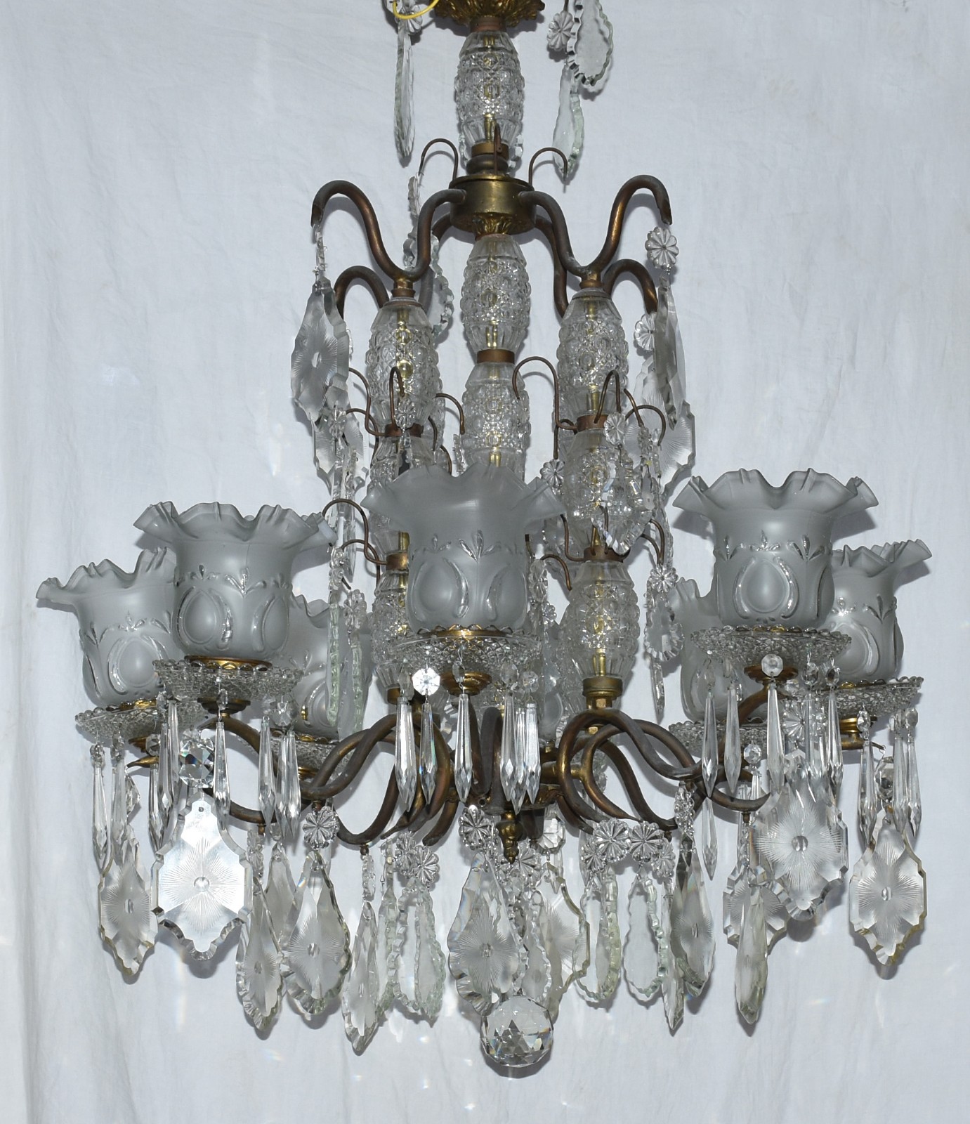 Lustre para 8 luzes com estrutura de metal e pingentes de cristal... - foto 1 de 3