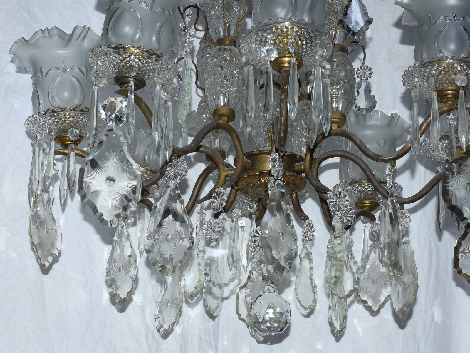 Lustre para 8 luzes com estrutura de metal e pingentes de cristal... - foto 3 de 3