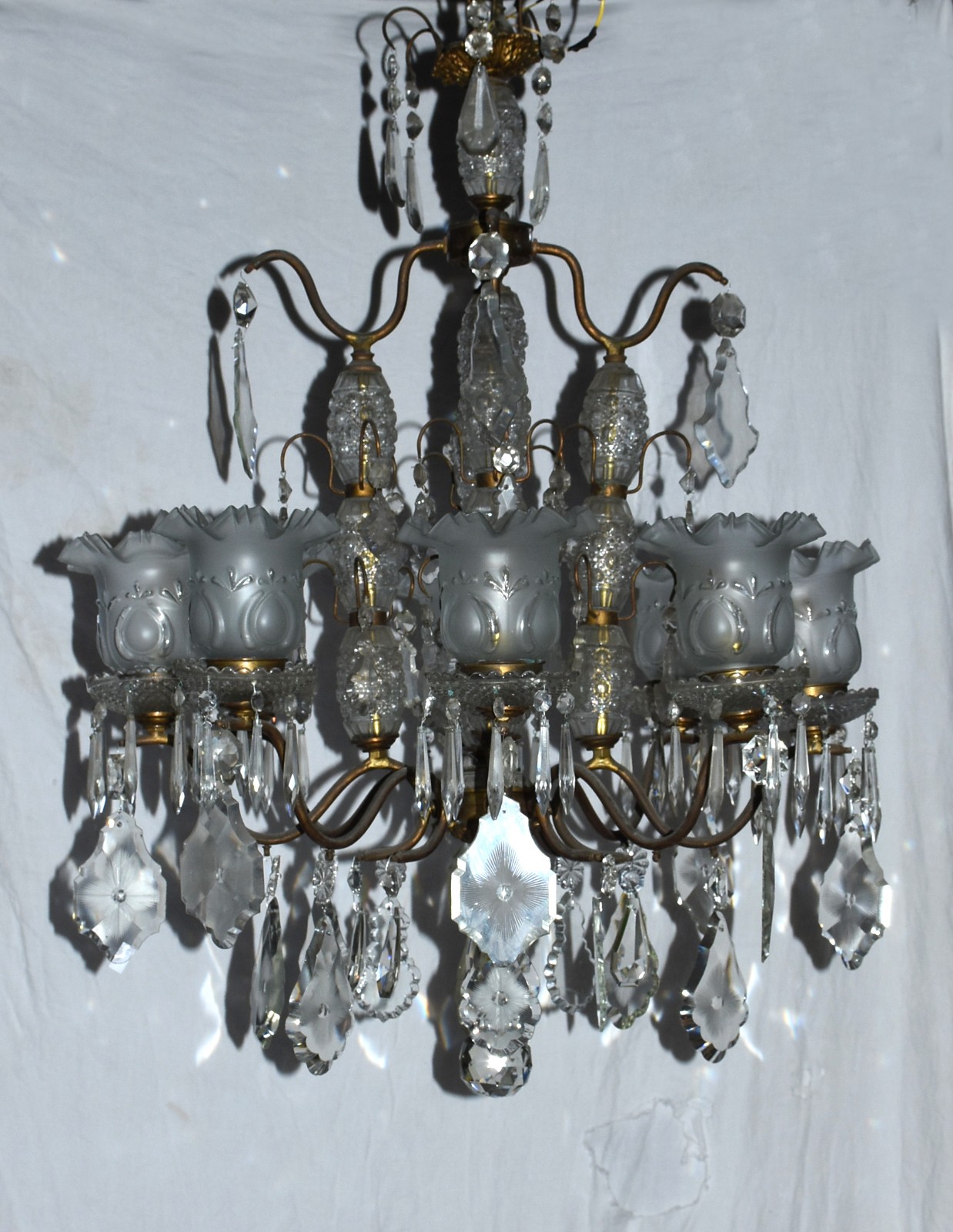 Lustre para 8 luzes com estrutura de metal e pingentes de cristal... - foto 1 de 3