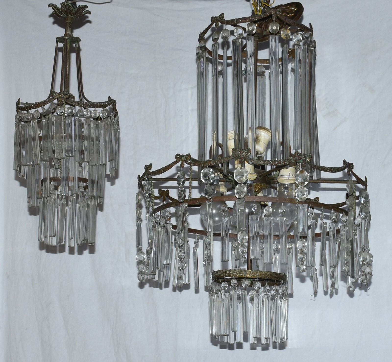 Dois lustres com estrutura de metal e pingente de cristal (faltando... - foto 1 de 3
