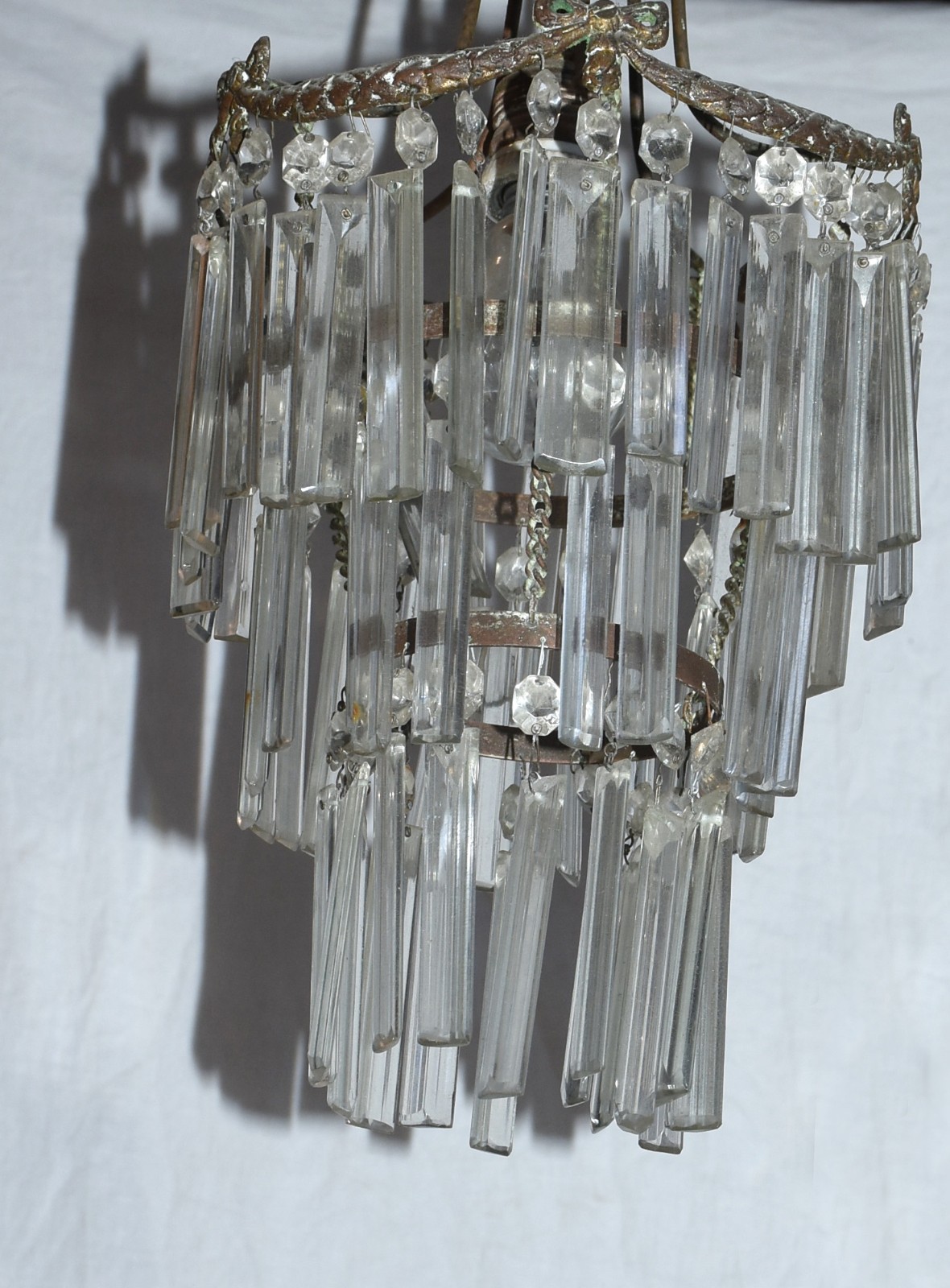 Dois lustres com estrutura de metal e pingente de cristal (faltando... - foto 2 de 3