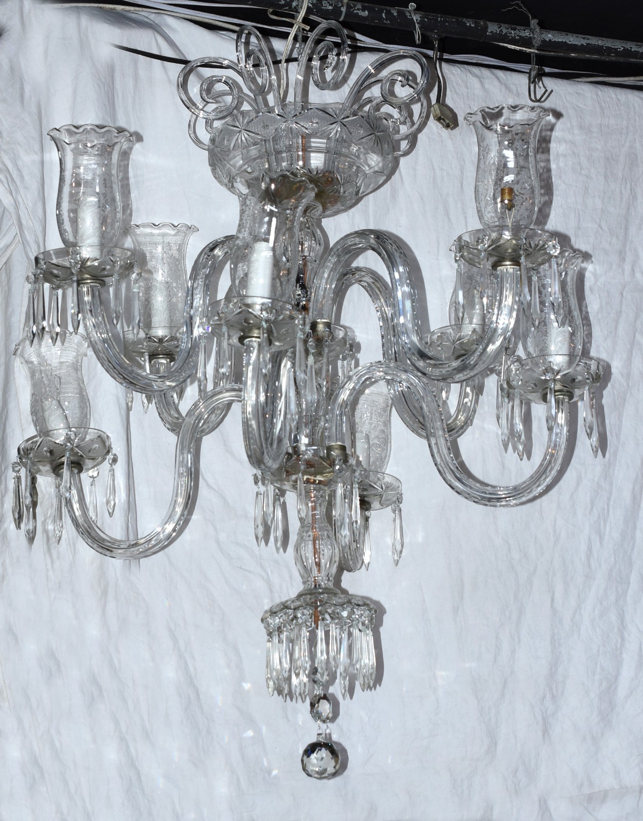Lustre de cristal com 8 braços, mangas lavradas, pingentes lapidados... - foto 1 de 2