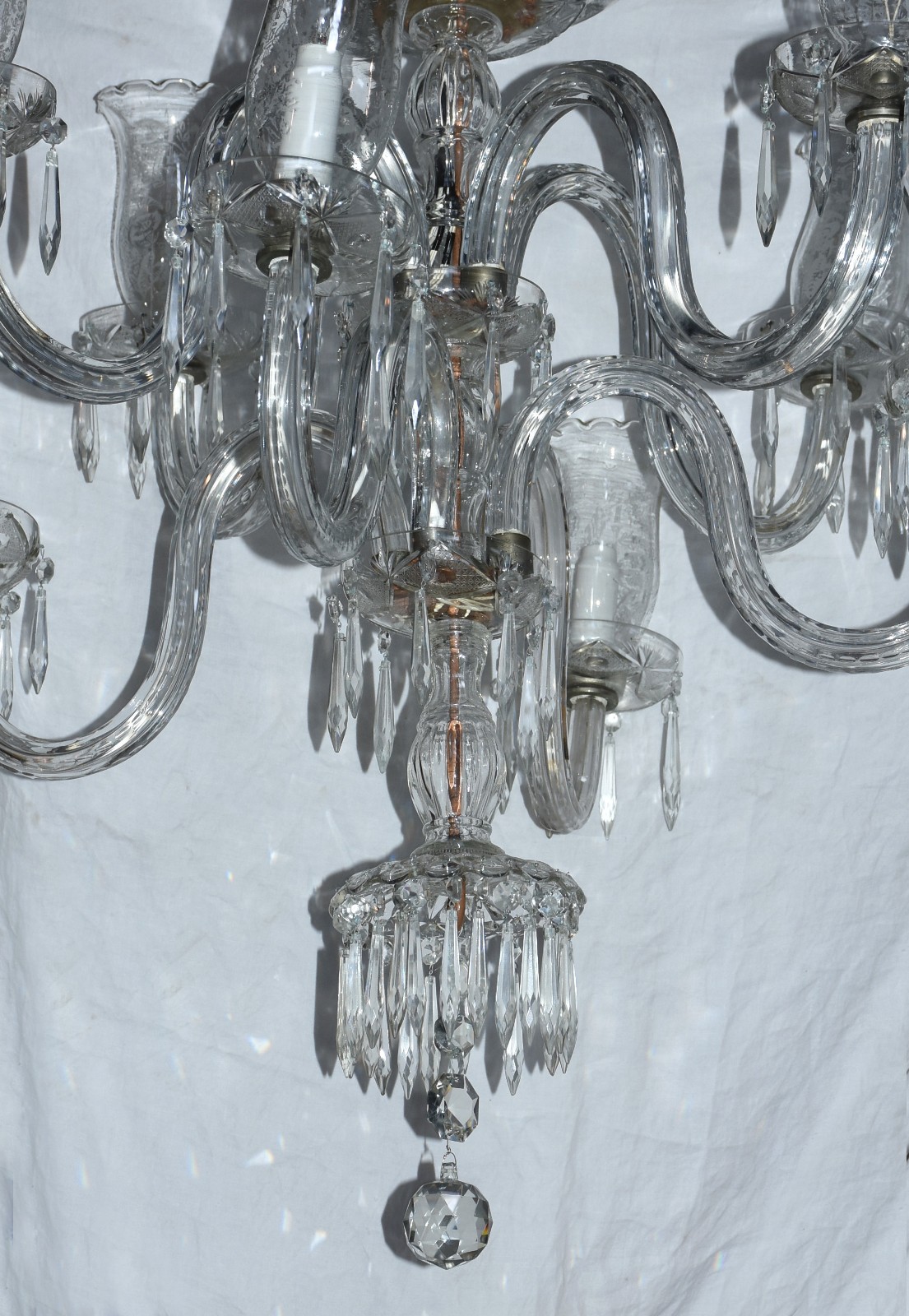 Lustre de cristal com 8 braços, mangas lavradas, pingentes lapidados... - foto 2 de 2