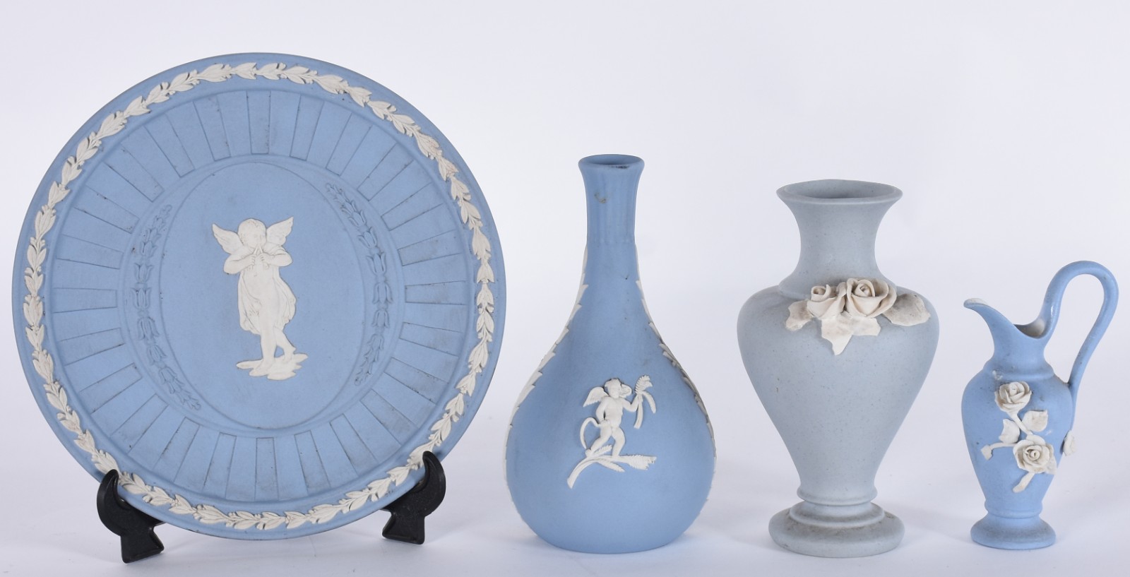 Três peças de porcelana Wedgwood na cor azul e branco. - foto 1 de 3