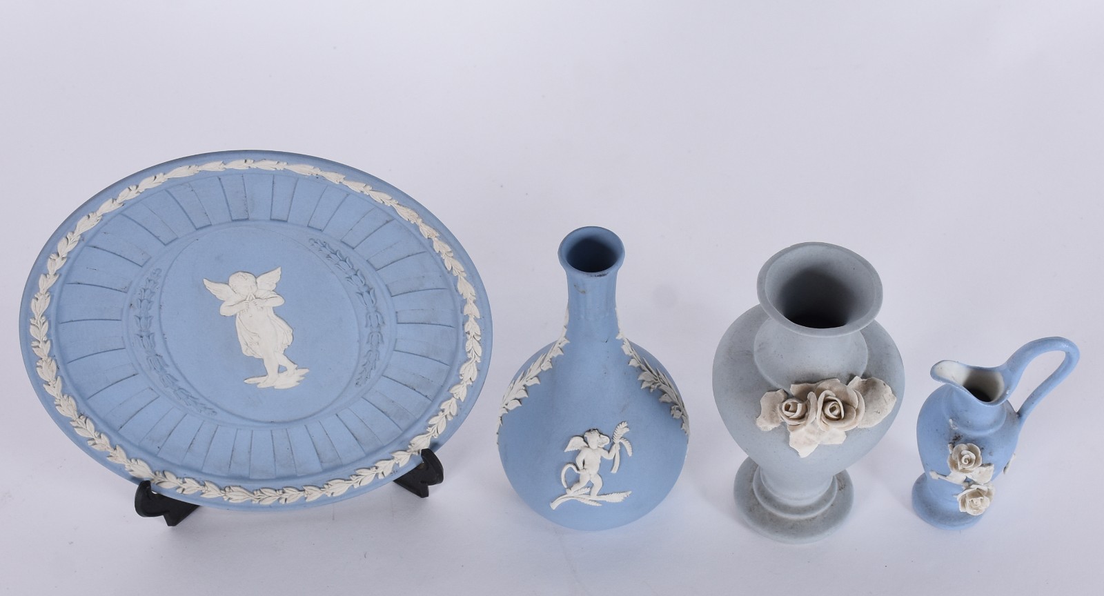 Três peças de porcelana Wedgwood na cor azul e branco. - foto 2 de 3