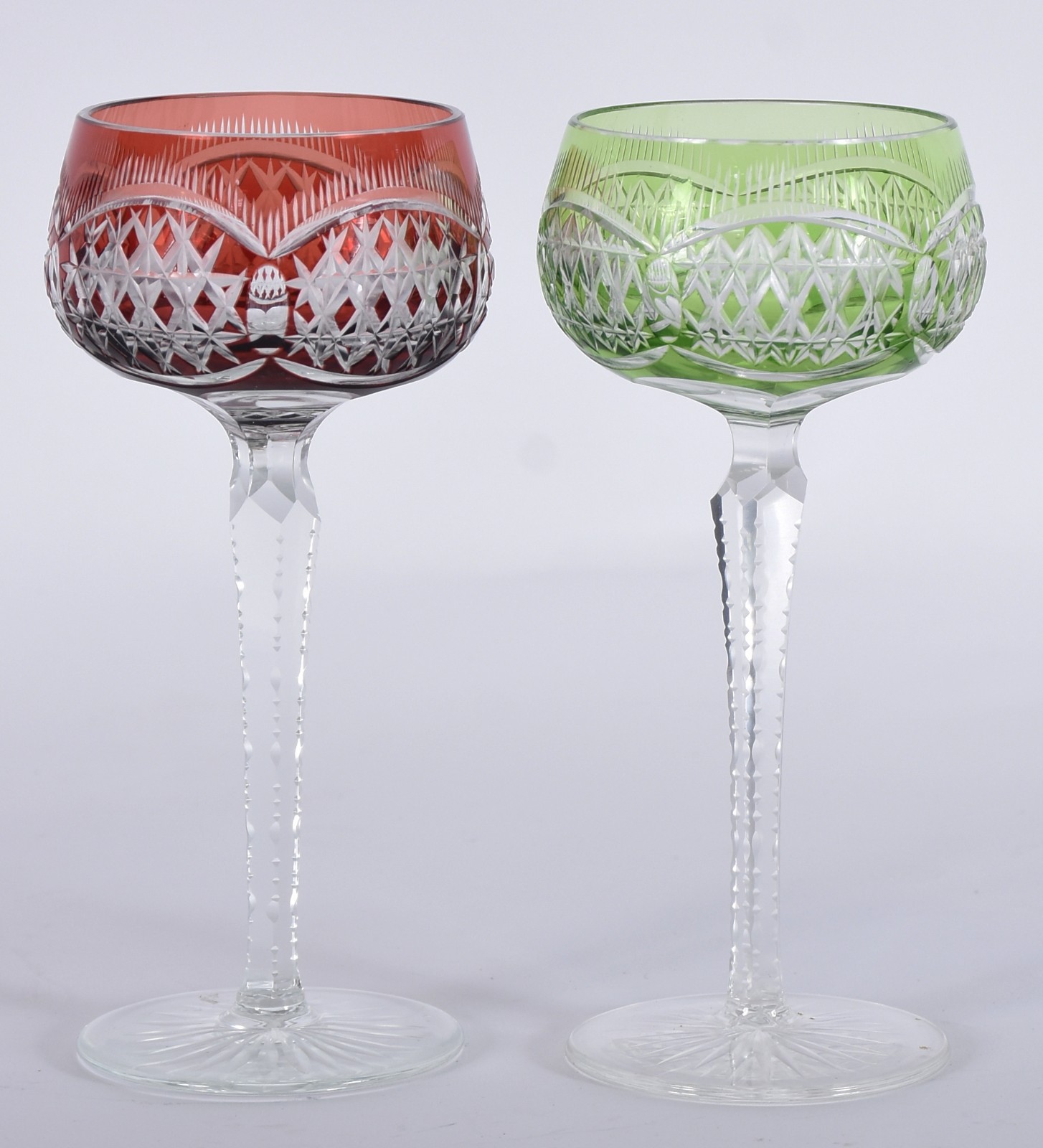 Dois cálices para vinho de cristal doublé colorido e lapidado. - foto 1 de 3